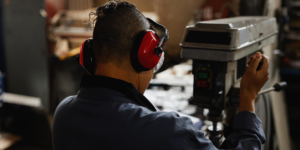 Metalúrgico trabalhando exposto a ruído em ambiente industrial insalubre