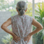 Pessoa com fibromialgia e dor crônica buscando aposentadoria pelo INSS