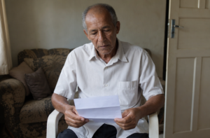 Aposentado lendo carta sobre quando a aposentadoria por invalidez se torna definitiva