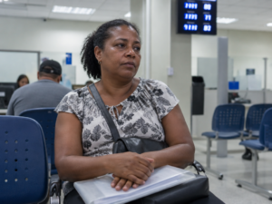 Segurada decidindo quando entrar com ação judicial contra o INSS