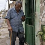 Segurado afastado pensando em como pedir prorrogação do auxílio-doença