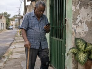 Segurado afastado pensando em como pedir prorrogação do auxílio-doença