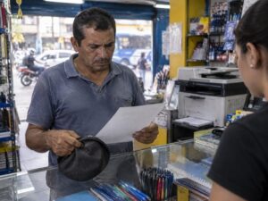 Segurado lendo o resultado da perícia do INSS impresso numa papelaria